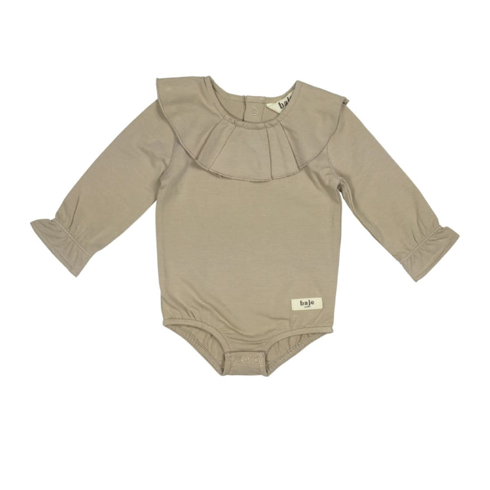 Oh, de Baje Studio annes newborn romper peanut, is het geen plaatje? Dat jouw baby de schattigste baby ter wereld is dat weten we allemaal, maar met deze romper steelt ze helemaal de show! VanZus.