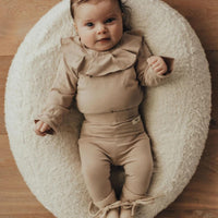 Oh, de Baje Studio annes newborn romper peanut, is het geen plaatje? Dat jouw baby de schattigste baby ter wereld is dat weten we allemaal, maar met deze romper steelt ze helemaal de show! VanZus.