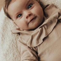 Oh, de Baje Studio annes newborn romper peanut, is het geen plaatje? Dat jouw baby de schattigste baby ter wereld is dat weten we allemaal, maar met deze romper steelt ze helemaal de show! VanZus.