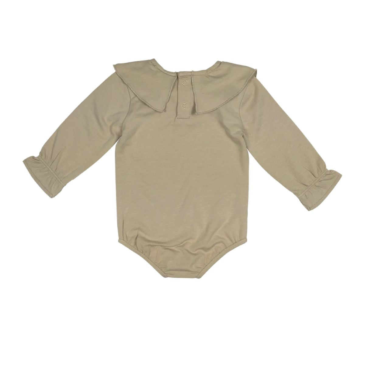 Oh, de Baje Studio annes newborn romper peanut, is het geen plaatje? Dat jouw baby de schattigste baby ter wereld is dat weten we allemaal, maar met deze romper steelt ze helemaal de show! VanZus.