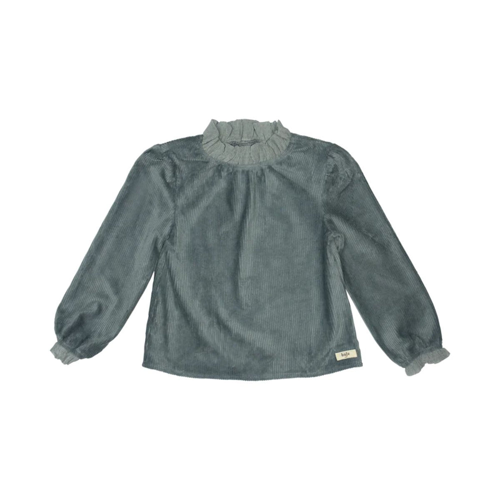 Het Baje Studio avanti shirt greyish blue is een schitterende toevoeging aan de kledingkast van jouw dochter. Dit shirt heeft een prachtige blauw/grijze kleur en zit heerlijk comfortabel. VanZus.