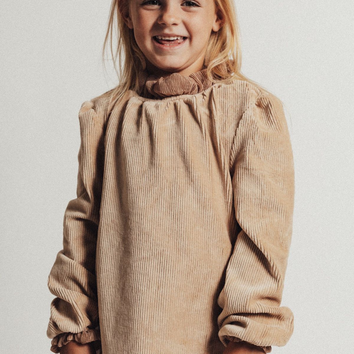 Het Baje Studio avanti shirt peanut is een schitterende toevoeging aan de kledingkast van jouw dochter. Dit shirt heeft een prachtige licht beige kleur en zit heerlijk comfortabel. VanZus.