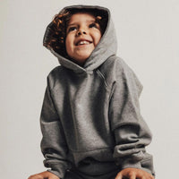 De Baje Studio bodiam trui grey dark melange is een super stoere en comfortabele grijze hoodie. Deze trui is de perfecte toevoeging aan de kledingkast van jouw kindje, voor de frisse herfst- en winterdagen. VanZus.