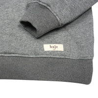 De Baje Studio bodiam trui grey dark melange is een super stoere en comfortabele grijze hoodie. Deze trui is de perfecte toevoeging aan de kledingkast van jouw kindje, voor de frisse herfst- en winterdagen. VanZus.