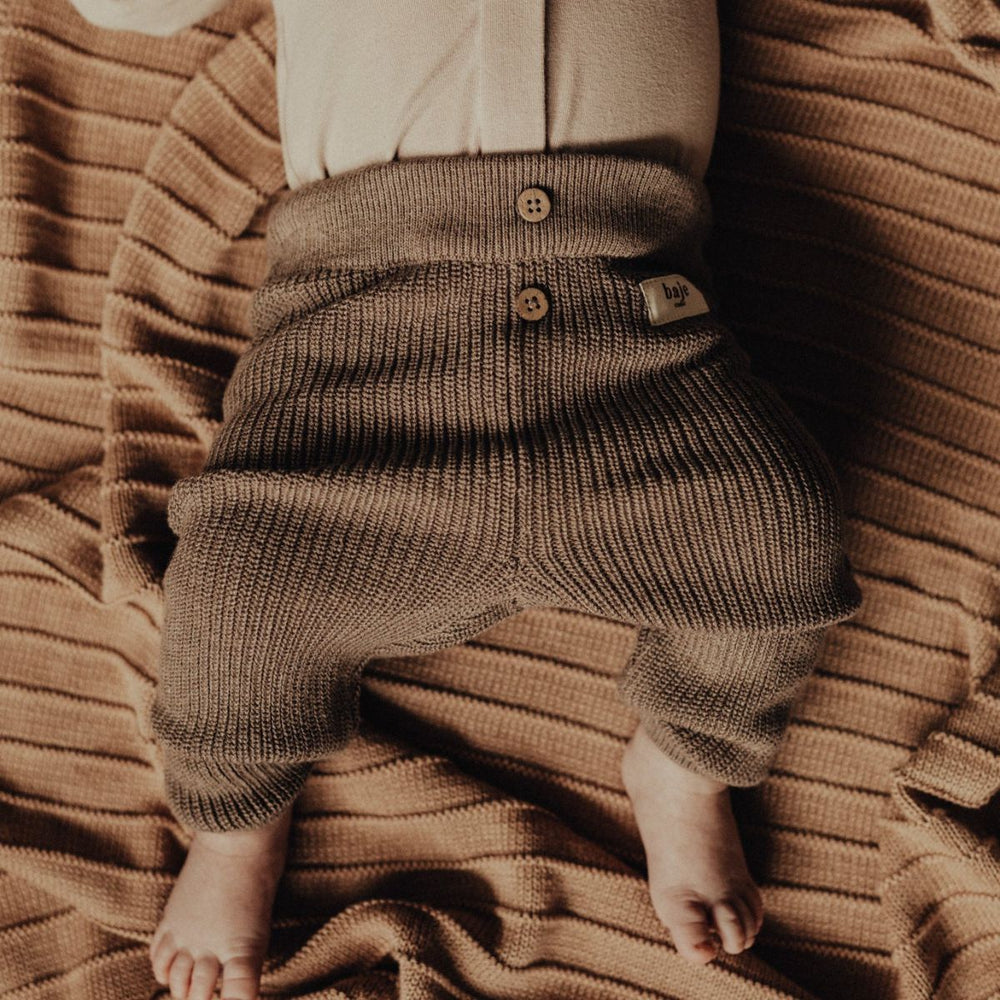 De Baje Studio brawdy newborn broek taupe is een heerlijk broekje voor jouw kleine baby. Dit broekje heeft een mooie bruine kleur en zit heerlijk comfortabel. Perfect voor kleine kindjes! VanZus.