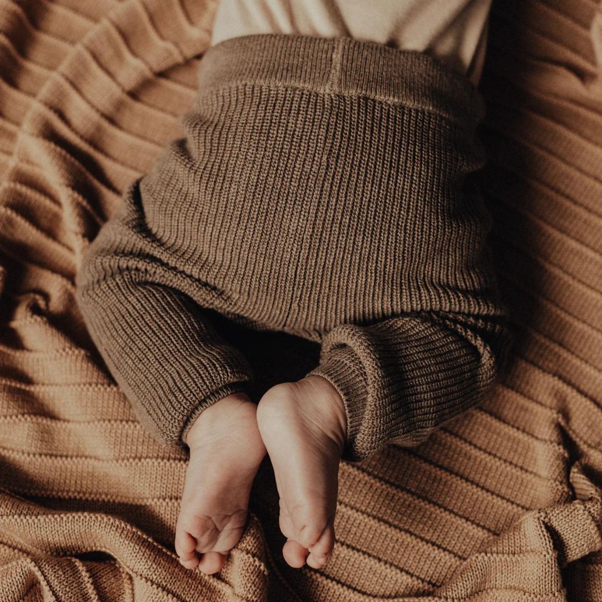 De Baje Studio brawdy newborn broek taupe is een heerlijk broekje voor jouw kleine baby. Dit broekje heeft een mooie bruine kleur en zit heerlijk comfortabel. Perfect voor kleine kindjes! VanZus.