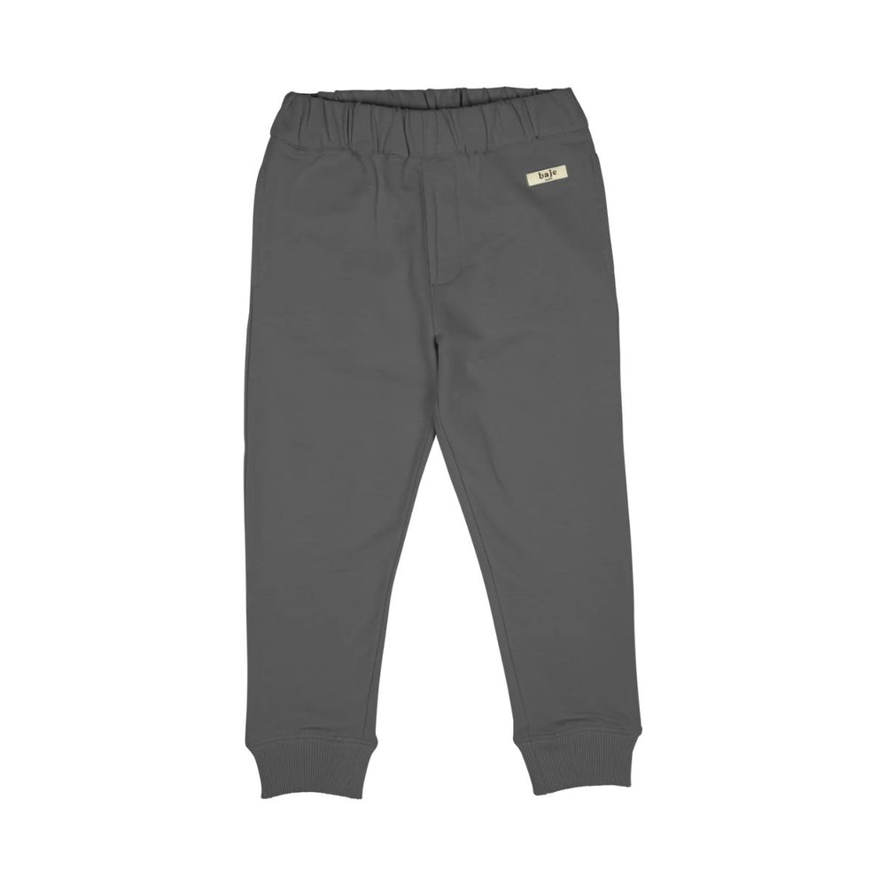 De Baje Studio brixton broek in de kleur grey dark is niet alleen een stoere, maar ook een hele comfortabele broek voor je kindje. Deze sweatpants zijn ideaal voor een chill dagje thuis of naar school. VanZus.