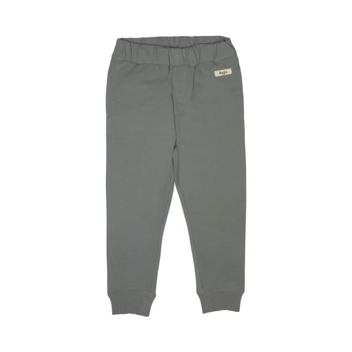 De Baje Studio brixton broek in de kleur greyish blue is niet alleen een stoere, maar ook een hele comfortabele broek voor je kindje. Deze sweatpants zijn ideaal voor een chill dagje thuis of naar school. VanZus.