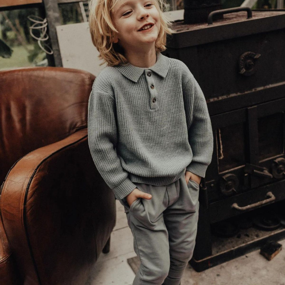 De Baje Studio brixton broek in de kleur greyish blue is niet alleen een stoere, maar ook een hele comfortabele broek voor je kindje. Deze sweatpants zijn ideaal voor een chill dagje thuis of naar school. VanZus.