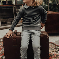 De Baje Studio brixton broek in de kleur greyish blue is niet alleen een stoere, maar ook een hele comfortabele broek voor je kindje. Deze sweatpants zijn ideaal voor een chill dagje thuis of naar school. VanZus.