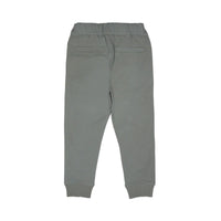 De Baje Studio brixton broek in de kleur greyish blue is niet alleen een stoere, maar ook een hele comfortabele broek voor je kindje. Deze sweatpants zijn ideaal voor een chill dagje thuis of naar school. VanZus.