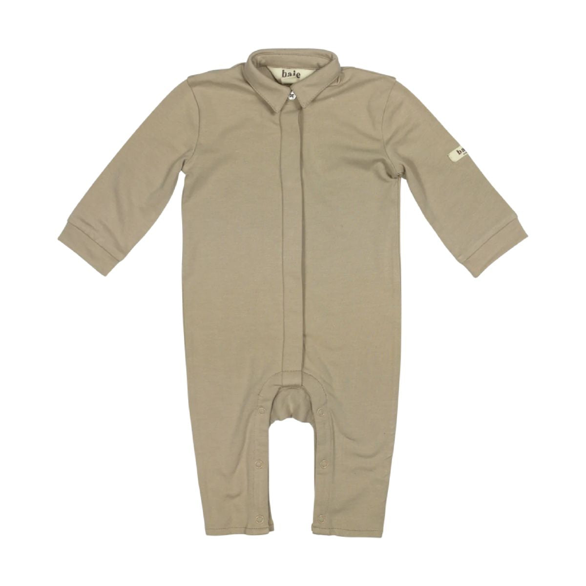 De Baje Studio dock newborn onesie peanut is een prachtig boxpakje, perfect voor kleine baby’s. Deze heerlijk comfortabele onesie heeft een mooie warme beige kleur en zal je kindje prachtig staan. VanZus.