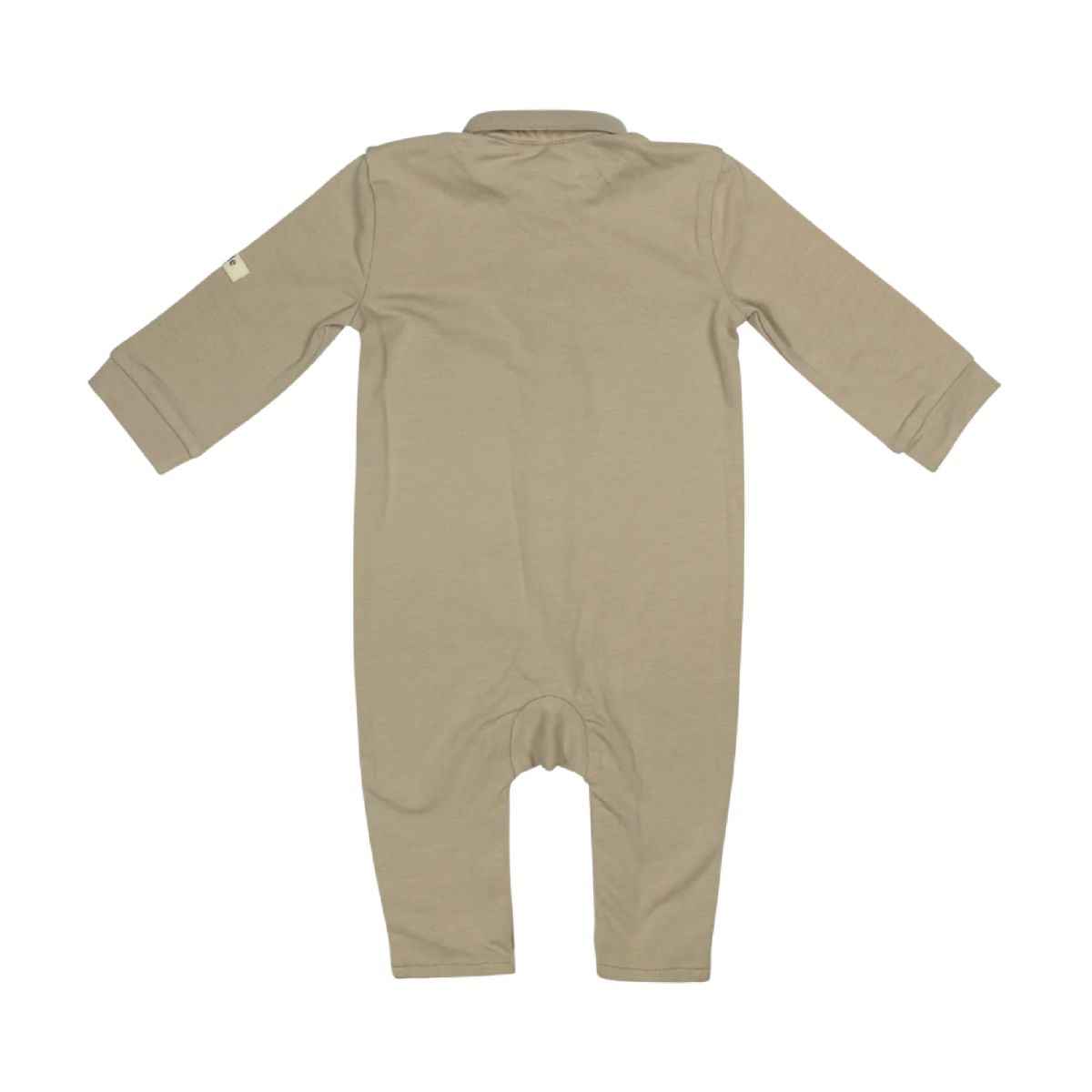 De Baje Studio dock newborn onesie peanut is een prachtig boxpakje, perfect voor kleine baby’s. Deze heerlijk comfortabele onesie heeft een mooie warme beige kleur en zal je kindje prachtig staan. VanZus.