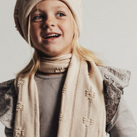 De Baje Studio do sjaal en muts sand zijn de perfecte accessoires voor deze winter. Met deze mooie set, bestaande uit een mooie muts en sjaal, blijft jouw kindje heerlijk warm. VanZus.