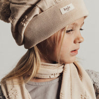 De Baje Studio do sjaal en muts sand zijn de perfecte accessoires voor deze winter. Met deze mooie set, bestaande uit een mooie muts en sjaal, blijft jouw kindje heerlijk warm. VanZus.