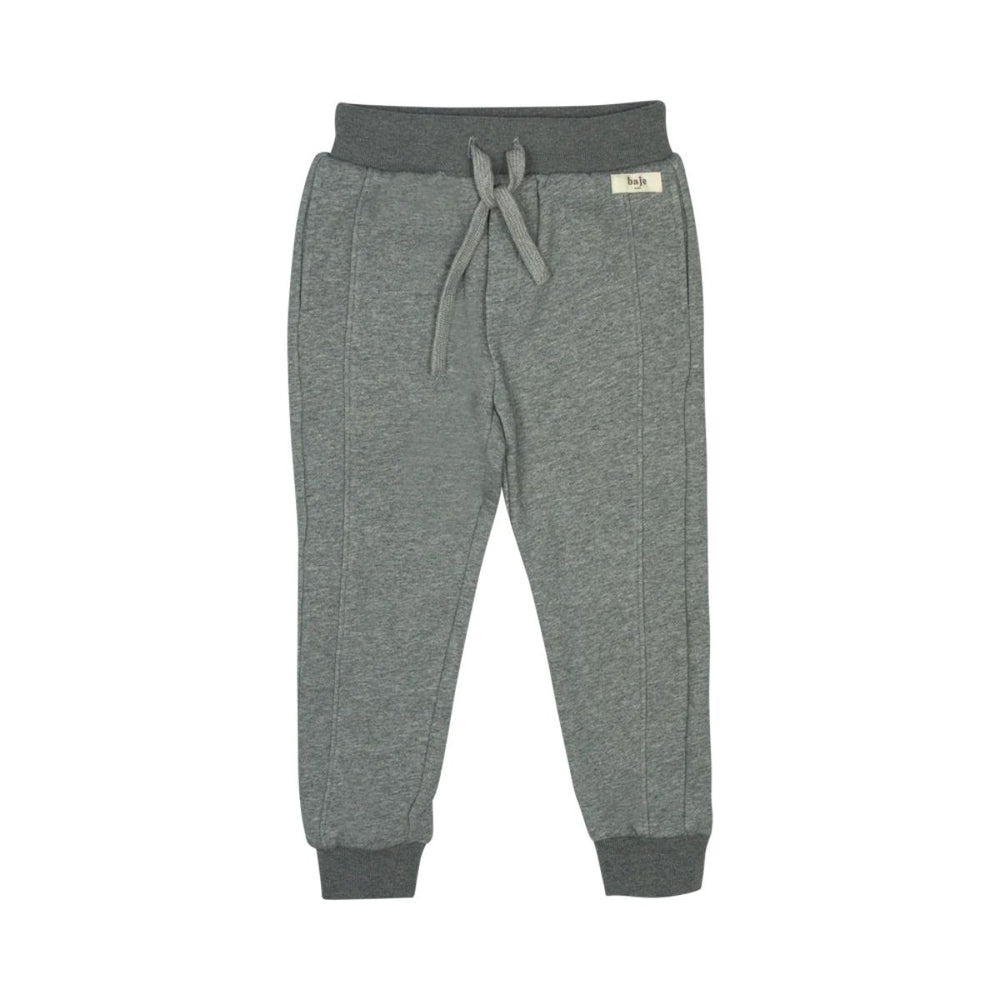 De Baje Studio dover broek in de kleur grey dark melange is niet alleen een stoere, maar ook een hele comfortabele broek voor je kindje. Deze sweatpants zijn ideaal voor een chill dagje thuis of naar school. VanZus.