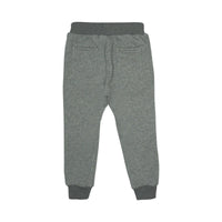 De Baje Studio dover broek in de kleur grey dark melange is niet alleen een stoere, maar ook een hele comfortabele broek voor je kindje. Deze sweatpants zijn ideaal voor een chill dagje thuis of naar school. VanZus.