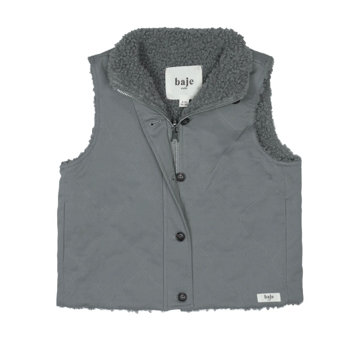 De Baje Studio eyot bodywarmer in de kleur greyish blue is de perfecte toevoeging aan de herfst/winter garderobe van je kindje. Deze bodywarmer houdt je kindje heerlijk warm en beschermt hem tegen wind en kou. VanZus.