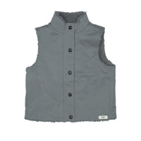 De Baje Studio eyot bodywarmer in de kleur greyish blue is de perfecte toevoeging aan de herfst/winter garderobe van je kindje. Deze bodywarmer houdt je kindje heerlijk warm en beschermt hem tegen wind en kou. VanZus.