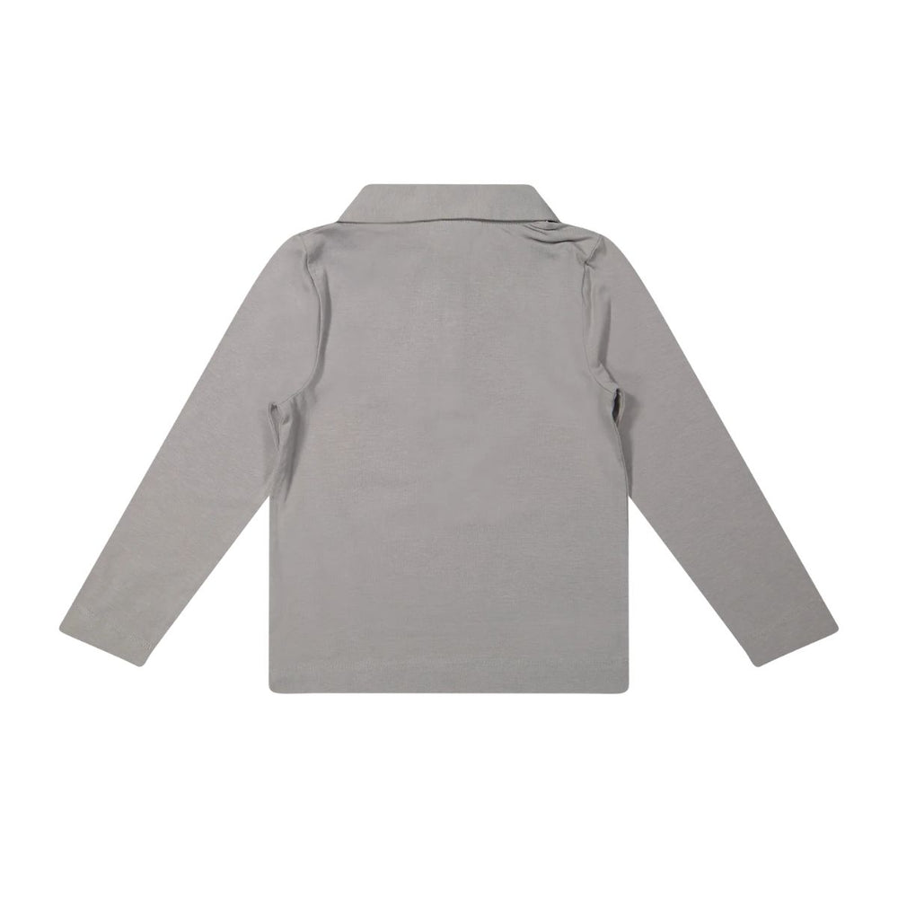 De Baje Studio findon trui in de kleur greyish blue is een prachtige toevoeging aan de garderobe van je zoontje. Deze basic is geschikt voor elk seizoen en dankzij de leuke details alles behalve saai. VanZus.