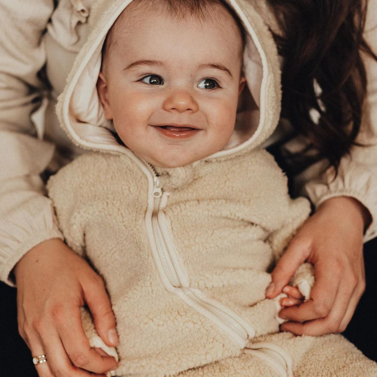 De Baje Studio folly newborn onesie in de kleur creme is een onmisbaar kledingstuk in de herfst/winter garderobe van jouw baby. Dit heerlijk zachte pakje houdt jouw kleine lekker warm tijdens de koude dagen. VanZus.