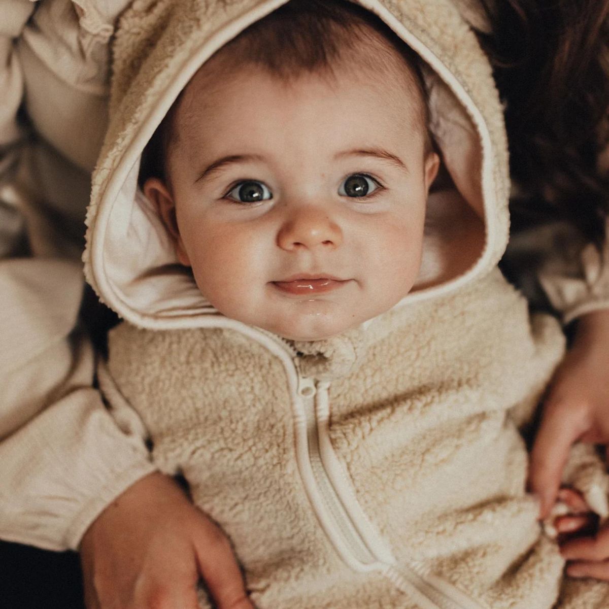 De Baje Studio folly newborn onesie in de kleur creme is een onmisbaar kledingstuk in de herfst/winter garderobe van jouw baby. Dit heerlijk zachte pakje houdt jouw kleine lekker warm tijdens de koude dagen. VanZus.