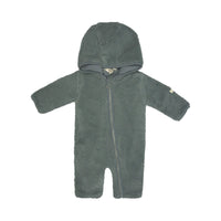 De Baje Studio folly newborn onesie in de kleur greyish blue is een onmisbaar kledingstuk in de herfst/winter garderobe van jouw baby. Dit heerlijk zachte pakje houdt jouw kleine lekker warm tijdens de koude dagen. VanZus.