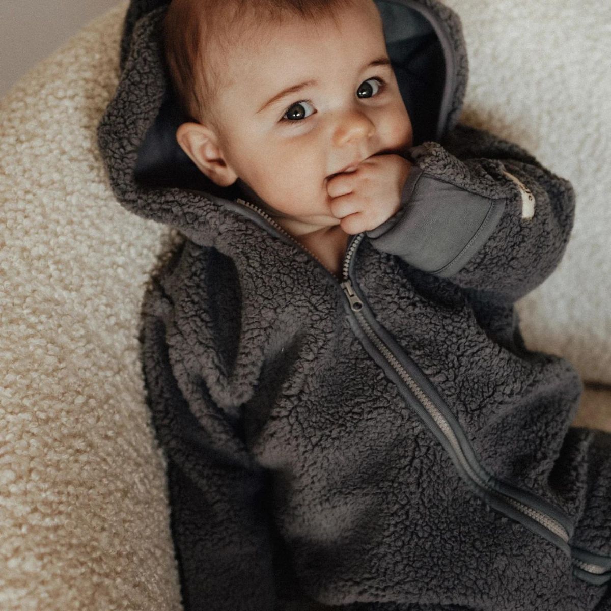 De Baje Studio folly newborn onesie in de kleur greyish blue is een onmisbaar kledingstuk in de herfst/winter garderobe van jouw baby. Dit heerlijk zachte pakje houdt jouw kleine lekker warm tijdens de koude dagen. VanZus.