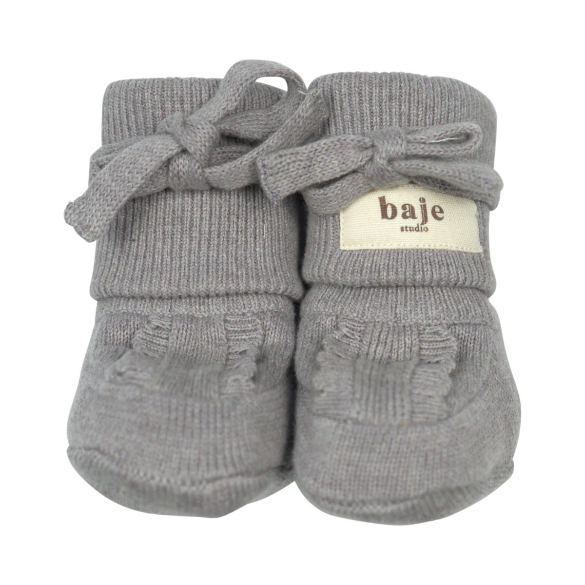 De Baje Studio foul booties in de kleur lilac maken de outfit van jouw kleintje helemaal af. Deze fijne slofjes zorgen ervoor dat ook de voetjes van je baby lekker warm blijven. VanZus.