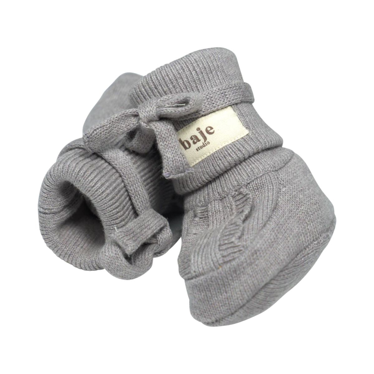 De Baje Studio foul booties in de kleur lilac maken de outfit van jouw kleintje helemaal af. Deze fijne slofjes zorgen ervoor dat ook de voetjes van je baby lekker warm blijven. VanZus.