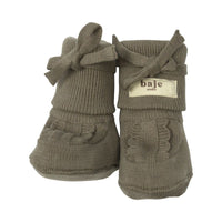 De Baje Studio foul booties in de kleur taupe maken de outfit van jouw kleintje helemaal af. Deze fijne slofjes zorgen ervoor dat ook de voetjes van je baby lekker warm blijven. VanZus.