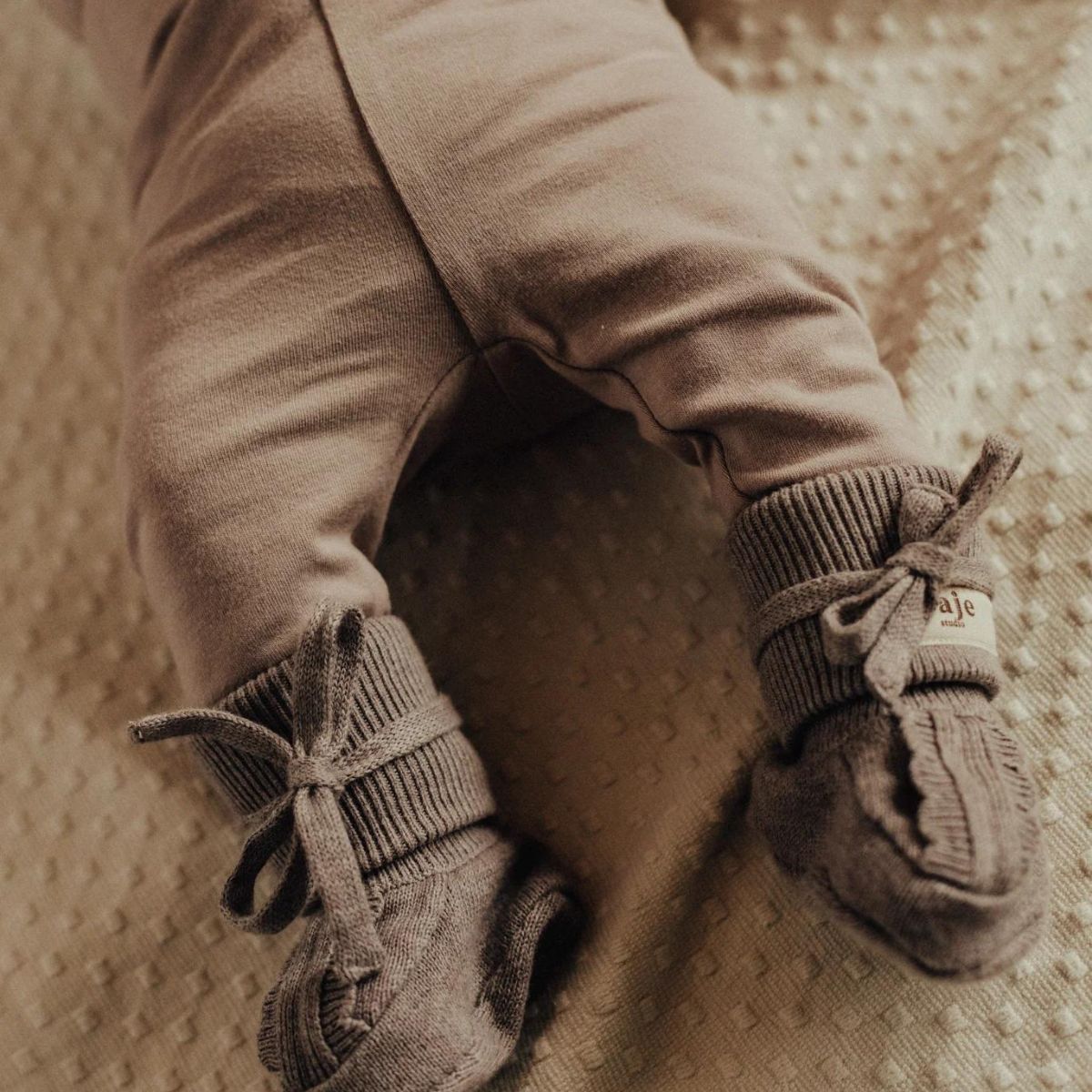 De Baje Studio foul booties in de kleur taupe maken de outfit van jouw kleintje helemaal af. Deze fijne slofjes zorgen ervoor dat ook de voetjes van je baby lekker warm blijven. VanZus.