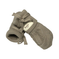 De Baje Studio foul booties in de kleur taupe maken de outfit van jouw kleintje helemaal af. Deze fijne slofjes zorgen ervoor dat ook de voetjes van je baby lekker warm blijven. VanZus.