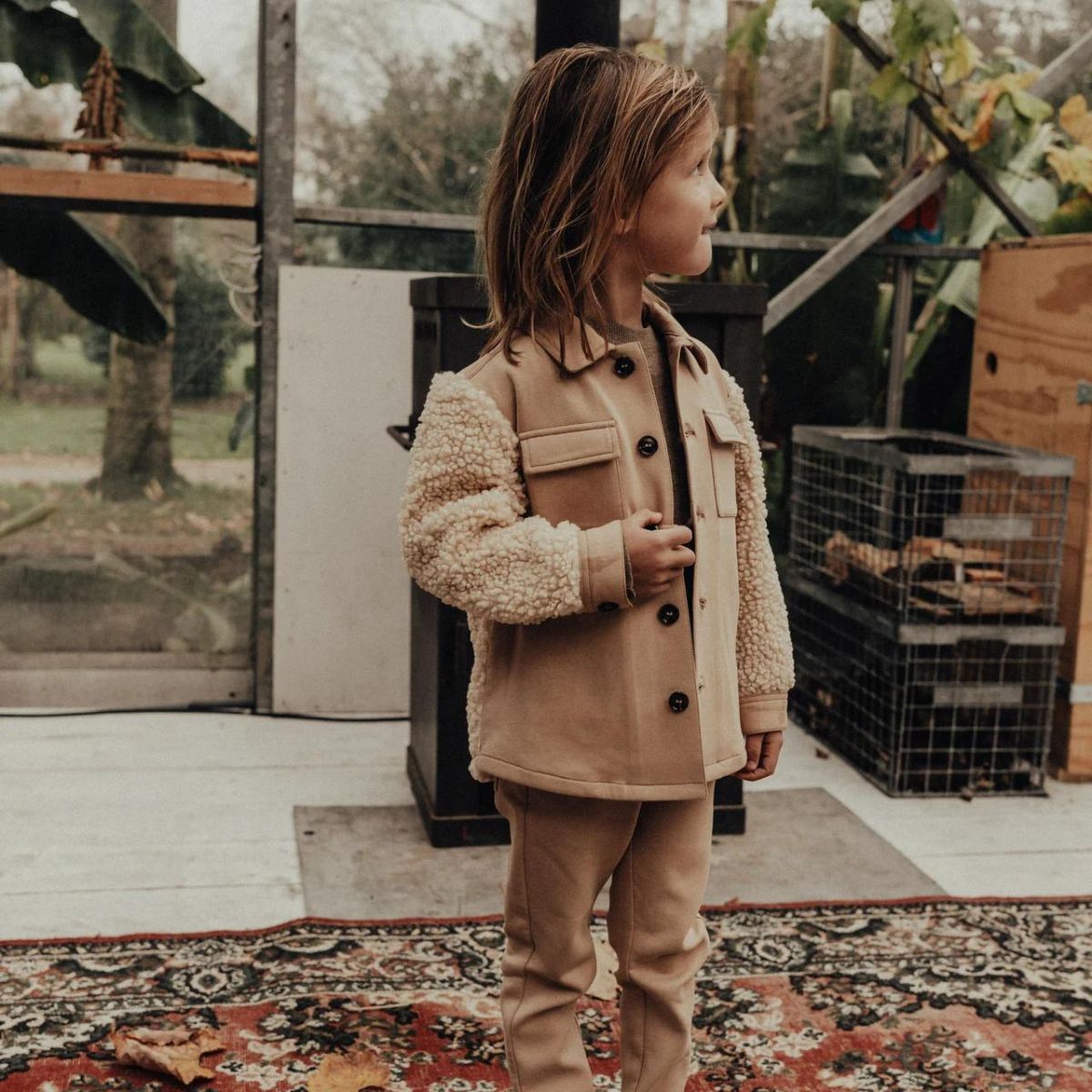 De Baje Studio friar jas in de kleur peanut is een heerlijk stoer jack. Het jack is perfect om te dragen in de herfst als tussenjas. Is het super koud buiten? Dan kun je hem ook lekker als vest dragen. VanZus.