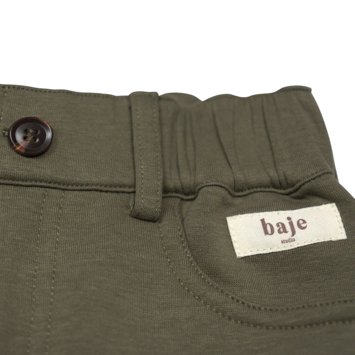 De Baje Studio grays broek in de kleur greyish green is een heerlijke broek die een perfecte aanvulling is op de herfst/winter garderobe van je zoontje. Deze broek zit heerlijk comfortabel. VanZus.