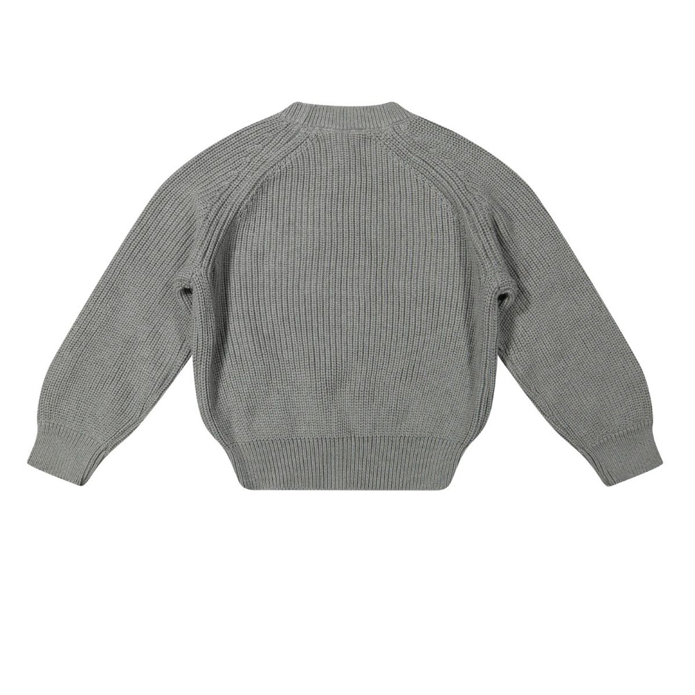 De Baje Studio harrow newborn trui in de kleur greyish blue is de perfecte basic trui voor jouw kleintje. De trui is heerlijk warm en comfortabel. Een onmisbaar item voor de garderobe van je baby. VanZus.