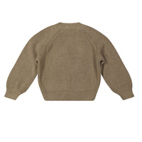 De Baje Studio harrow newborn trui in de kleur taupe is de perfecte basic trui voor jouw kleintje. De trui is heerlijk warm en comfortabel. Een onmisbaar item voor de garderobe van je baby. VanZus.