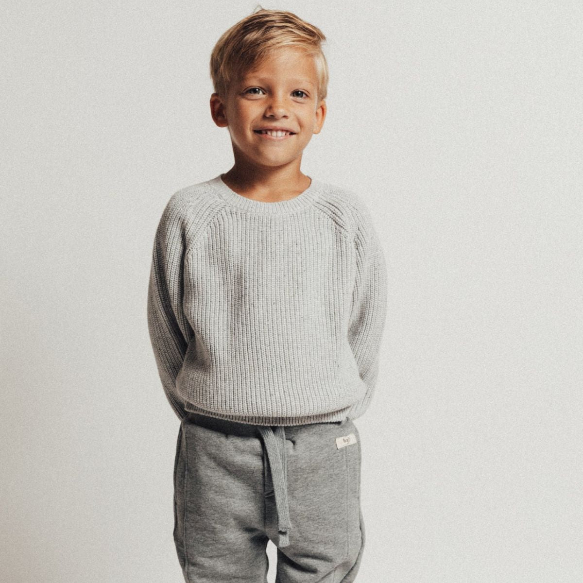 De Baje Studio harrow newborn trui in de kleur grey melange nappy is de perfecte basic trui voor jouw kleintje. De trui is heerlijk warm en comfortabel. Een onmisbaar item voor de garderobe van je kleintje. VanZus.