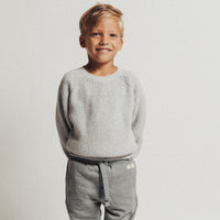 De Baje Studio harrow newborn trui in de kleur grey melange nappy is de perfecte basic trui voor jouw kleintje. De trui is heerlijk warm en comfortabel. Een onmisbaar item voor de garderobe van je kleintje. VanZus.