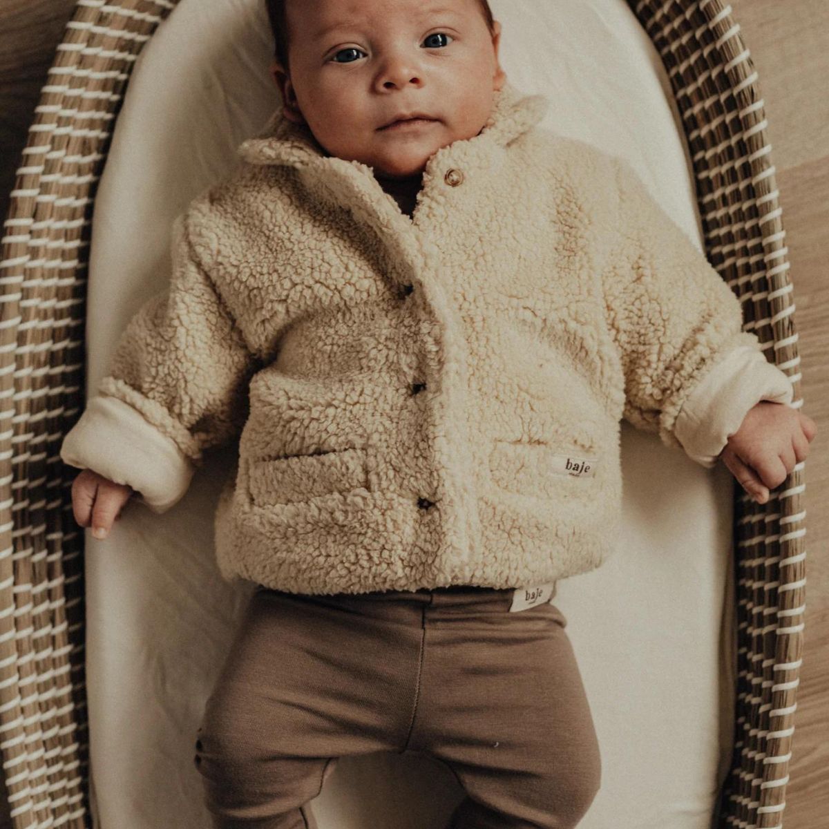 De Baje Studio heather newborn teddy jas in de kleur creme is ontworpen om je kleintje lekker warm te houden tijdens de koude dagen. De jas is niet alleen heerlijk warm maar ook super schattig. VanZus.