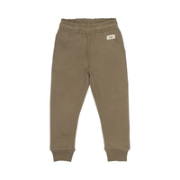 De Baje Studio kew broek in de kleur taupe is een heerlijk chille broek voor je kindje. De broek is mooi en zit lekker comfortabel. Hutten bouwen, in bomen klimmen of stoeien, in deze broek kan het allemaal. VanZus.