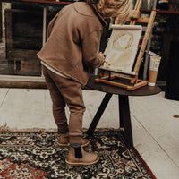 De Baje Studio kew broek in de kleur taupe is een heerlijk chille broek voor je kindje. De broek is mooi en zit lekker comfortabel. Hutten bouwen, in bomen klimmen of stoeien, in deze broek kan het allemaal. VanZus.