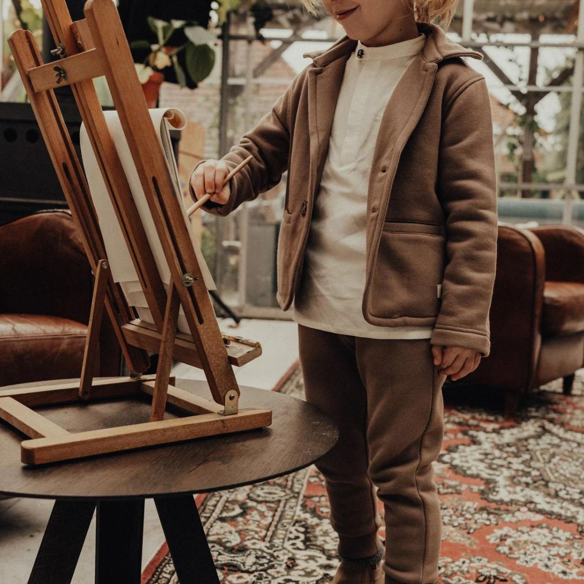 De Baje Studio kew broek in de kleur taupe is een heerlijk chille broek voor je kindje. De broek is mooi en zit lekker comfortabel. Hutten bouwen, in bomen klimmen of stoeien, in deze broek kan het allemaal. VanZus.