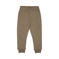 De Baje Studio kew broek in de kleur taupe is een heerlijk chille broek voor je kindje. De broek is mooi en zit lekker comfortabel. Hutten bouwen, in bomen klimmen of stoeien, in deze broek kan het allemaal. VanZus.