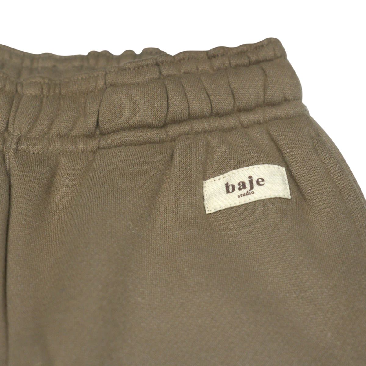 De Baje Studio kew broek in de kleur taupe is een heerlijk chille broek voor je kindje. De broek is mooi en zit lekker comfortabel. Hutten bouwen, in bomen klimmen of stoeien, in deze broek kan het allemaal. VanZus.