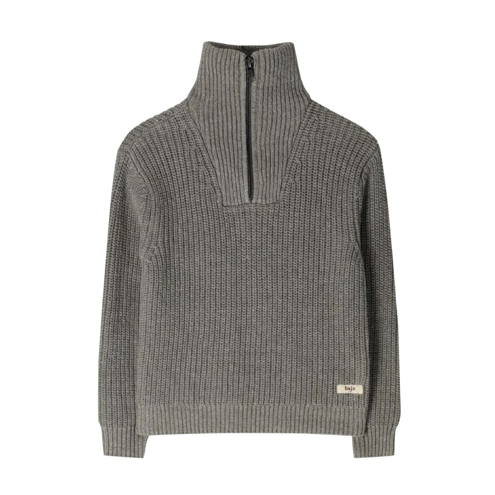 De Baje Studio lennox trui in de kleur grey dark is een simpele maar tijdloze en onmisbare basic. Een perfecte aanvulling op de herfst- en wintergarderobe van je zoontje. VanZus.