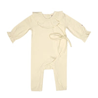 De Baje Studio linny newborn onesie taupe is een heerlijk zacht en comfortabel pakje, perfect voor jouw kleine baby. Dit pakje is gemaakt van biologisch katoen, heel fijn voor gevoelige babyhuidjes. VanZus.