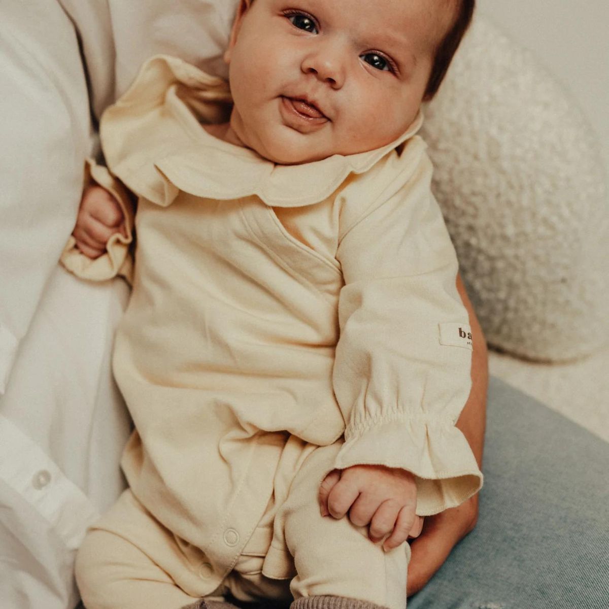 De Baje Studio linny newborn onesie taupe is een heerlijk zacht en comfortabel pakje, perfect voor jouw kleine baby. Dit pakje is gemaakt van biologisch katoen, heel fijn voor gevoelige babyhuidjes. VanZus.