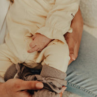 De Baje Studio linny newborn onesie taupe is een heerlijk zacht en comfortabel pakje, perfect voor jouw kleine baby. Dit pakje is gemaakt van biologisch katoen, heel fijn voor gevoelige babyhuidjes. VanZus.