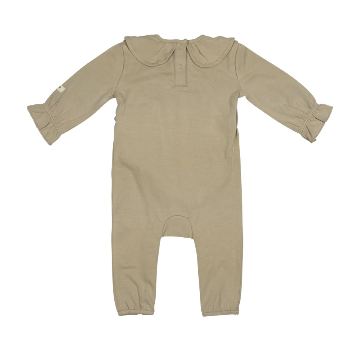 De Baje Studio linny newborn onesie peanut is een heerlijk zacht en comfortabel pakje, perfect voor jouw kleine baby. Dit pakje is gemaakt van biologisch katoen, heel fijn voor gevoelige babyhuidjes. VanZus.